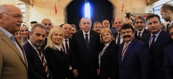 Cumhurbaşkanı Erdoğan, Mısır Çarşı’sındaki açılışın ardından çarşıyı gezerek vatandaşla sohbet etti - 04 Mayıs